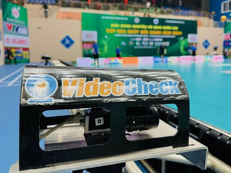Hệ thống Video Challenge Eyes hỗ trợ tích cực cho trọng tài điều hành giải bóng chuyền vô địch quốc gia. Ảnh: DP