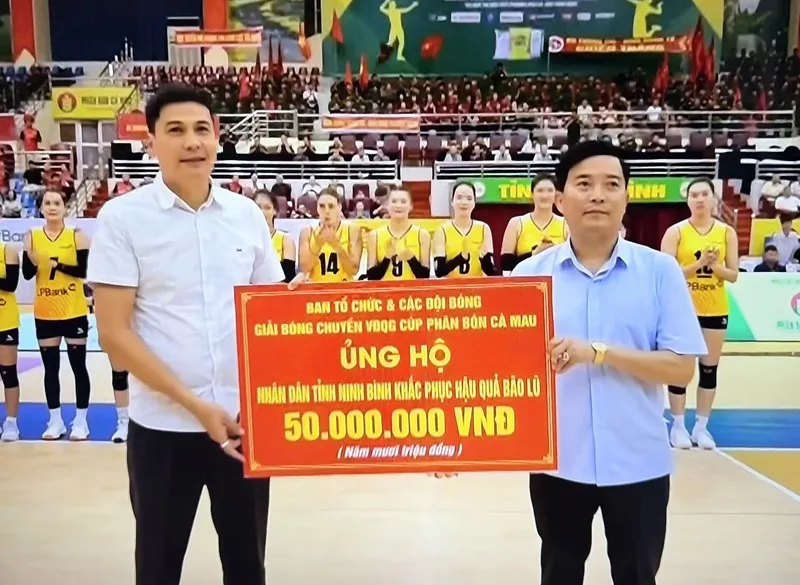 Ban tổ chức đã ủng hộ 50 triệu đồng tới người dân gặp ảnh hưởng vì bão lụt tại Ninh Bình. Ảnh: MINH CHIẾN