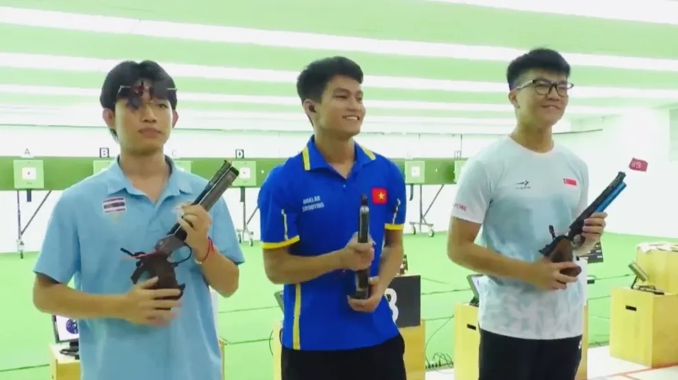 Xạ thủ Lê Tuấn Anh (giữa) đã giành HCV nội dung 10m súng ngắn hơi trẻ tại giải vô địch Đông Nam Á 2025. Ảnh: VŨ ANH