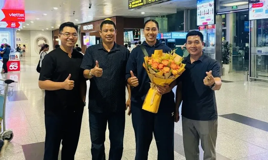 Ban huấn luyện đội bóng chuyền nữ Hà Nội chào đón ngoại binh tới thi đấu. Ảnh: HỮU BÌNH