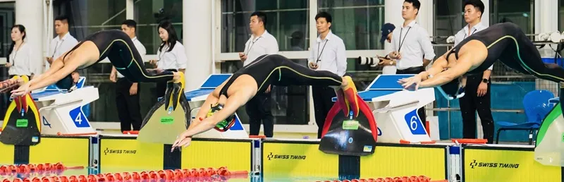 Các VĐV đang tranh tài sôi nổi giải lặn vô địch quốc gia 2025. Ảnh: HCMFINSWIMMING