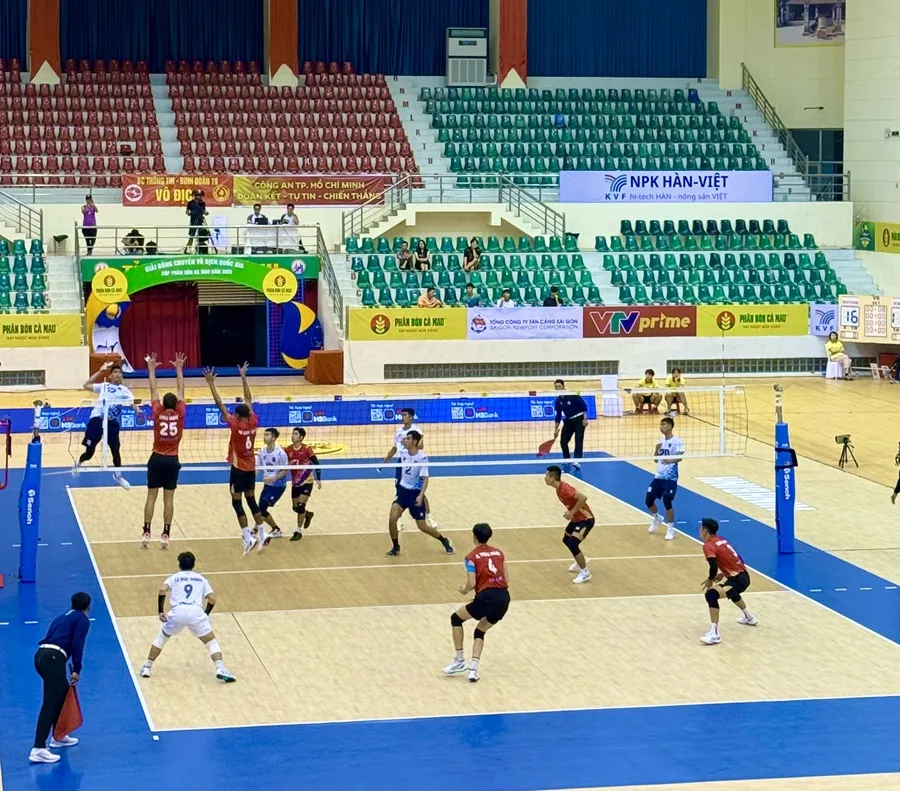 Trận bán kết giữa Thể Công Tân Cảng và Công an TPHCM đã diễn ra hấp dẫn. Ảnh: MINH CHIẾN