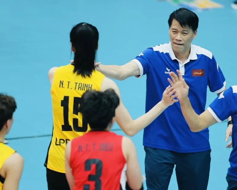 HLV Thái Thanh Tùng đã đưa đội chủ nhà nữ Ninh Bình vào trận chung kết giải năm nay. Ảnh: DŨNG PHƯƠNG