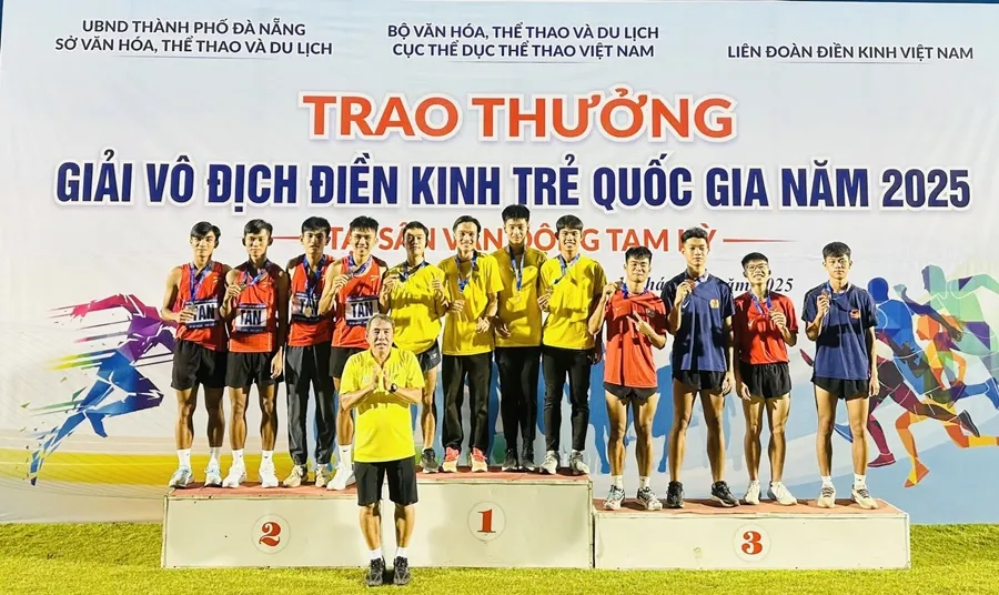 Các VĐV điền kinh trẻ TPHCM nỗ lực thi đấu giành thành tích. Ảnh: TRỊNH ĐỨC