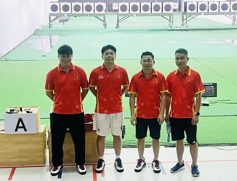Xạ thủ đội tuyển bắn súng Việt Nam đã thi đấu bài bắn 25m súng ngắn bắn nhanh để giành HCV. Ảnh: VŨ ANH
