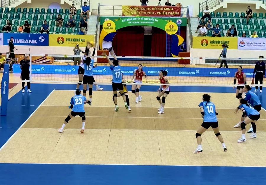 Trận tranh hạng 3 nội dung nữ đã có chiến thắng dành cho đội Binh chủng Thông tin (áo đỏ). Ảnh: MINH CHIẾN
