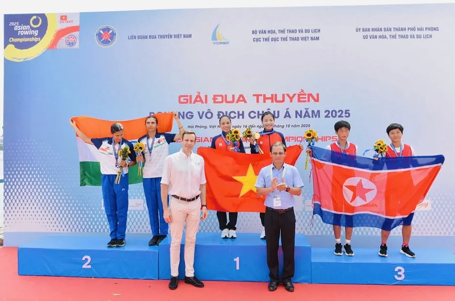 Hai tuyển thủ Dư Thị Bông và Hà Thị Vui giành HCV nội dung thuyền đôi nữ hạng nhẹ. Ảnh: HẢI ĐƯỜNG