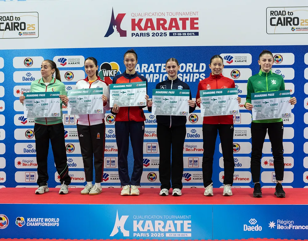 Võ sĩ Nguyễn Thị Thu (thứ 3 từ trái qua) đã giành suất tham dự giải vô địch thế giới 2025. Ảnh: WKF