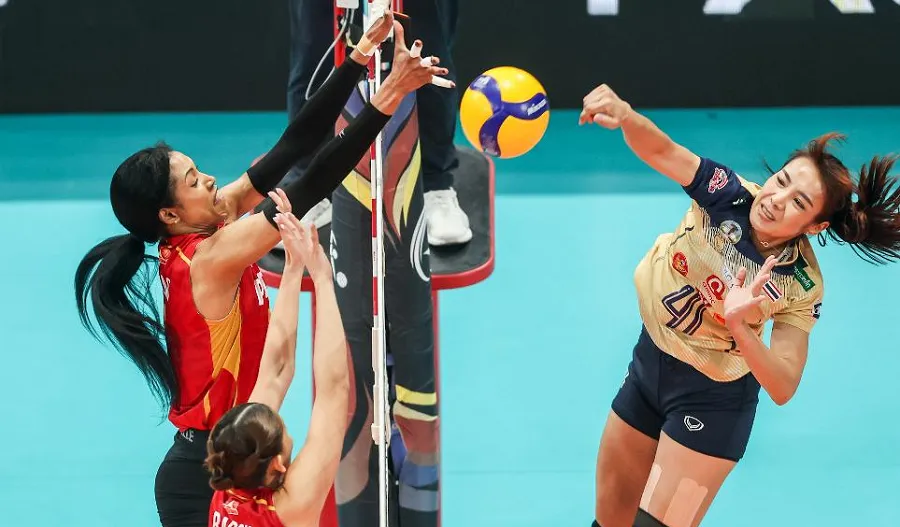 Phụ công Kaewkalaya Kamulthala (41) là ngoại binh của đội nữ Hà Nội tại vòng chung kết giải hạng A toàn quốc 2025. Ảnh: XINHUA