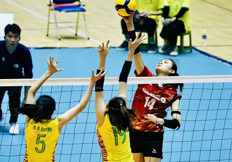 Chủ công Vi Thị Như Quỳnh (14) là cầu thủ được chú ý nhất tại vòng chung kết giải hạng A toàn quốc năm nay. Ảnh: DŨNG PHƯƠNG