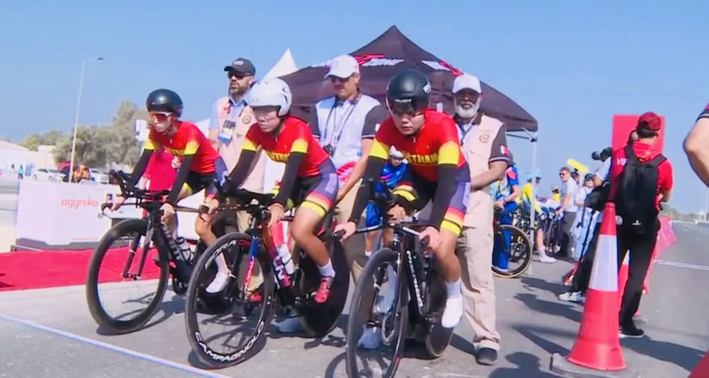 Đội xe đạp đường trường Việt Nam đã thi đấu nội dung đầu tiên tại Bahrain. Ảnh: NGỌC VŨ