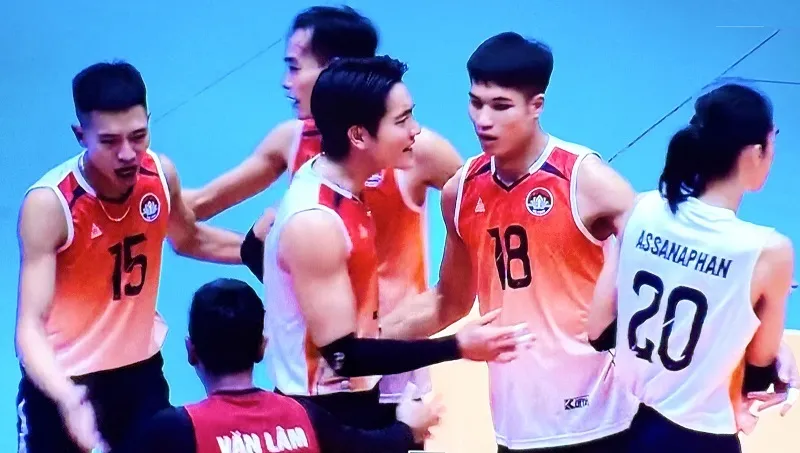 Đội nam Hà Tĩnh lọt vào trận chung kết sau khi thắng VLXD Bình Dương ở cuộc so tài bán kết nghẹt thở. Ảnh: VFV