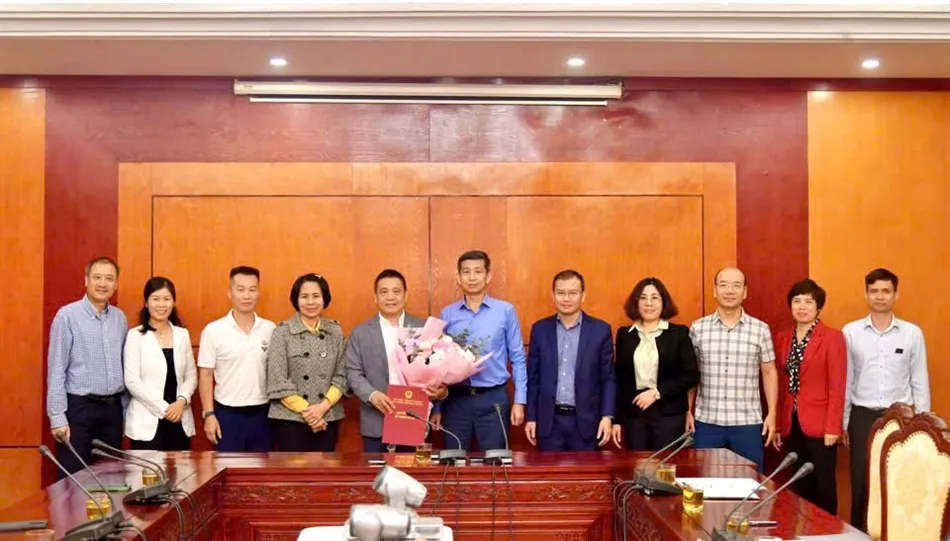 Cục TDTT Việt Nam trao quyết định Chánh văn phòng đối với ông Vũ Xuân Thành. Ảnh: VĂN DUY