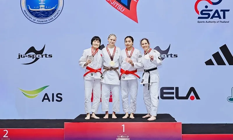 Võ sĩ Phùng Thị Huệ (ngoài cùng bên trái) giành nhiều kết quả tại giải thế giới 2025. Ảnh: WORLDJUJITSU