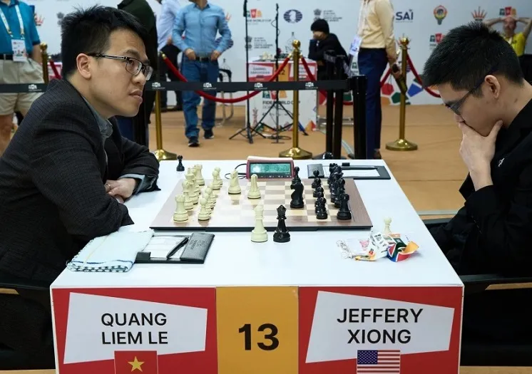 Đại kiện tướng Lê Quang Liêm (trái) đã vượt qua vòng 3 ở World Cup 2025. Ảnh: FIDE