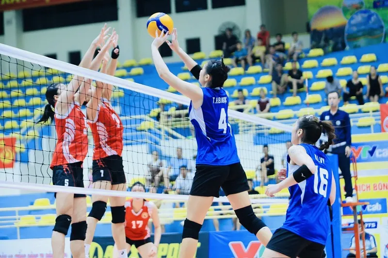 Cầu thủ trẻ nếu có nhiều cơ hội thi đấu sẽ phát triển được chuyên môn để trưởng thành, giành vị trí chính thức tham dự giải vô địch quốc gia. Ảnh: DŨNG PHƯƠNG