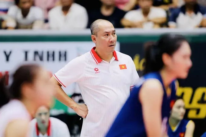 HLV Nguyễn Tuấn Kiệt và các học trò sẽ tới Vĩnh Long chuẩn bị chuyên môn cho SEA Games 33-2025 vào cuối tuần này. Ảnh: DŨNG PHƯƠNG