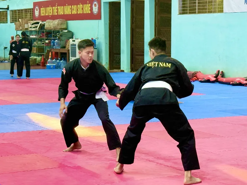 Võ sĩ Nguyễn Tấn Sang tập luyện chuẩn bị cho SEA Games 33-2025. Ảnh: MINH CHIẾN