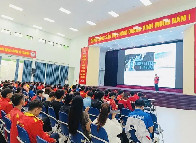 Các HLV, VĐV thể thao Việt Nam được trao đổi và cập nhật thông tin về phòng, chống doping trước khi vào tranh tài SEA Games 33-2025. Ảnh: TRỌNG HẢI