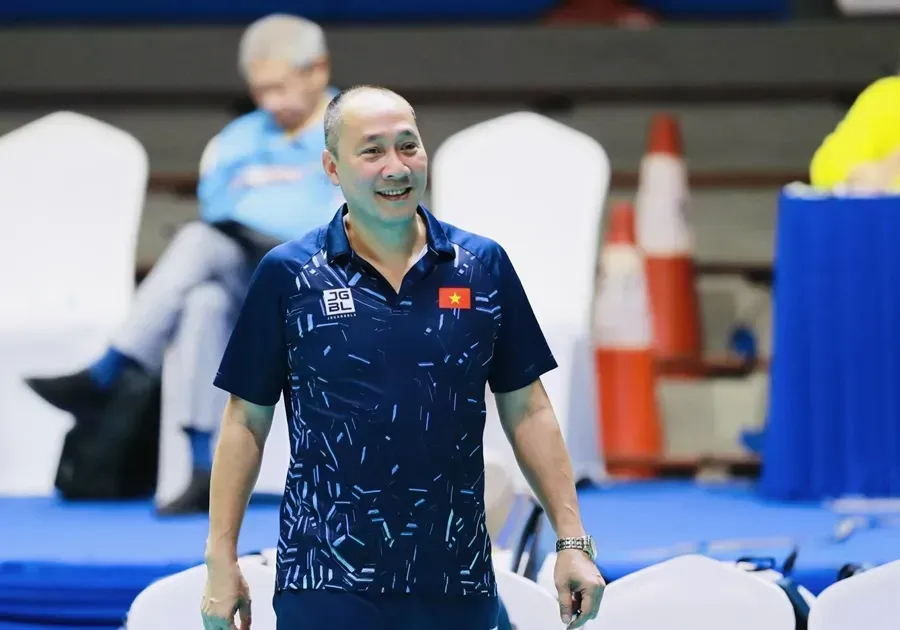 HLV Nguyễn Tuấn Kiệt và ban huấn luyện rất tin tưởng vào sự đoàn kết của tập thể đội tuyển bóng chuyền nữ Việt Nam. Ảnh: AVC