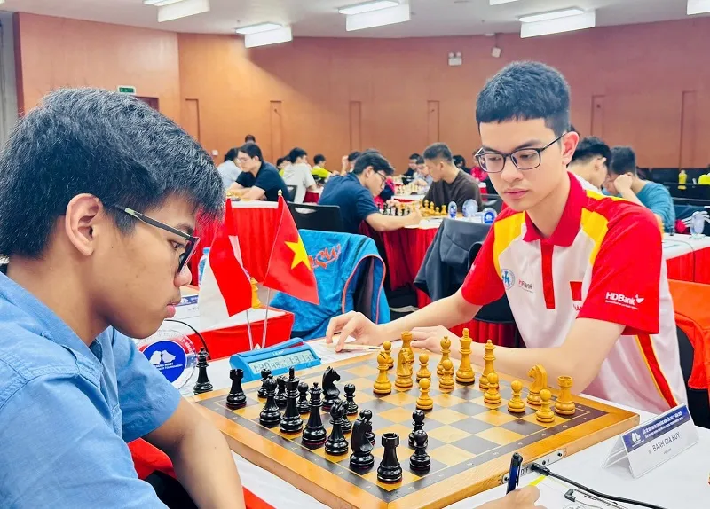 Bành Gia Huy (áo đỏ) đang tích cực chuẩn bị chuyên môn hướng tới SEA Games 33-2025. Ảnh: VINH BÙI