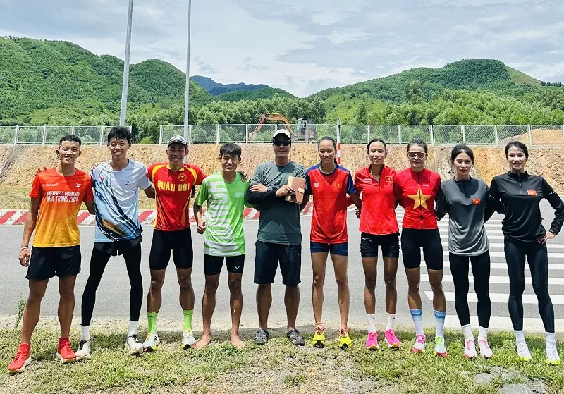 Tuyển thủ đội tuyển triathlon Việt Nam đang tập huấn tại Đà Nẵng. Ảnh: MINH MINH