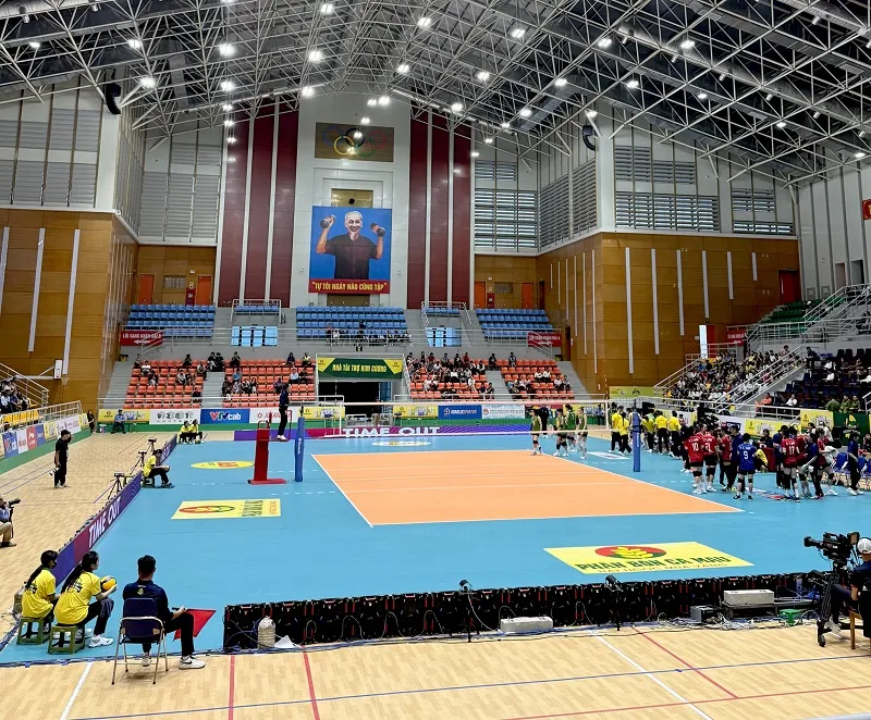 Nhà thi đấu Đông Anh (Hà Nội) là nơi đã thu hút nhiều khán giả cổ vũ tại vòng 1 giải vô địch quốc gia 2025. Ảnh: MINH CHIẾN