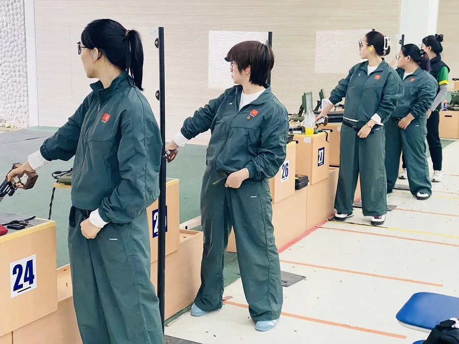 Xạ thủ súng ngắn nữ của đội tuyển bắn súng Việt Nam đã sẵn sàng tranh tài SEA Games 33-2025. Ảnh: THU VINH