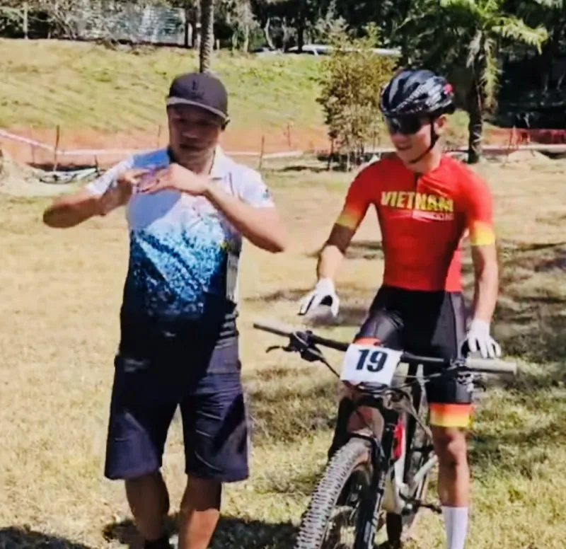 Cua-rơ xe đạp địa hình được Ban huấn luyện điều chỉnh chuyên môn trong những buổi tập vừa qua. Ảnh: VCF