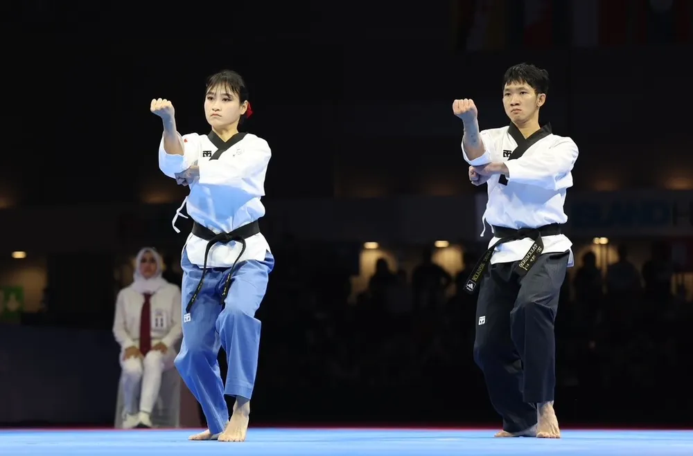 Tuyển thủ taekwondo Việt Nam có HCB nội dung biểu diễn quyền nam nữ. Ảnh: DŨNG PHƯƠNG