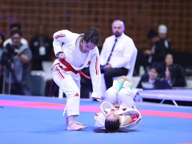 Võ sĩ jujitsu Việt Nam đã giành HCĐ nội dung biểu diễn duo show nữ. Ảnh: DŨNG PHƯƠNG