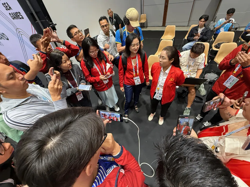 Ban huấn luyện đội tuyển taekwondo Việt Nam phản ứng trước việc bị chấm điểm thua. Ảnh: DŨNG PHƯƠNG