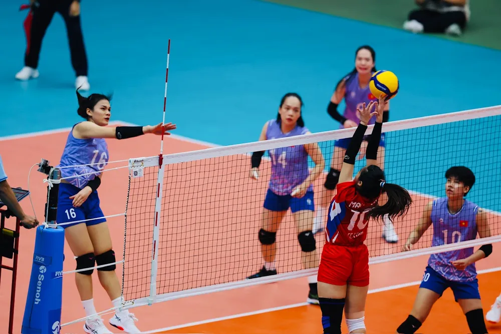 Cầu thủ nữ Việt Nam đã thi đấu áp đảo trước đối thủ Malaysia. Ảnh: DŨNG PHƯƠNG