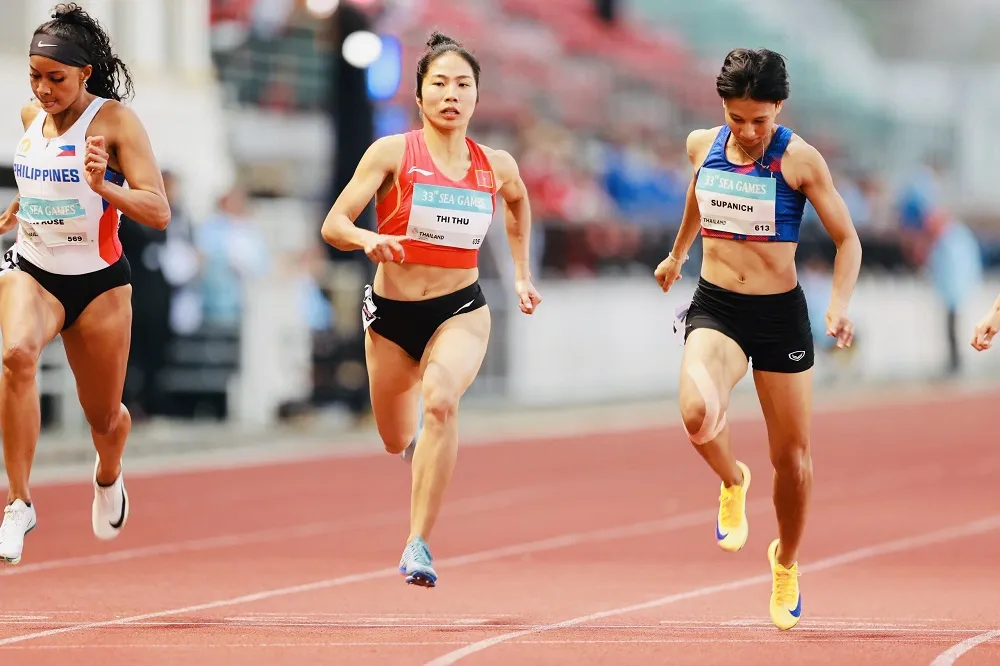 Hà Thị Thu (giữa) đã có tấm HCĐ tại SEA Games 33-2025. Ảnh: DŨNG PHƯƠNG