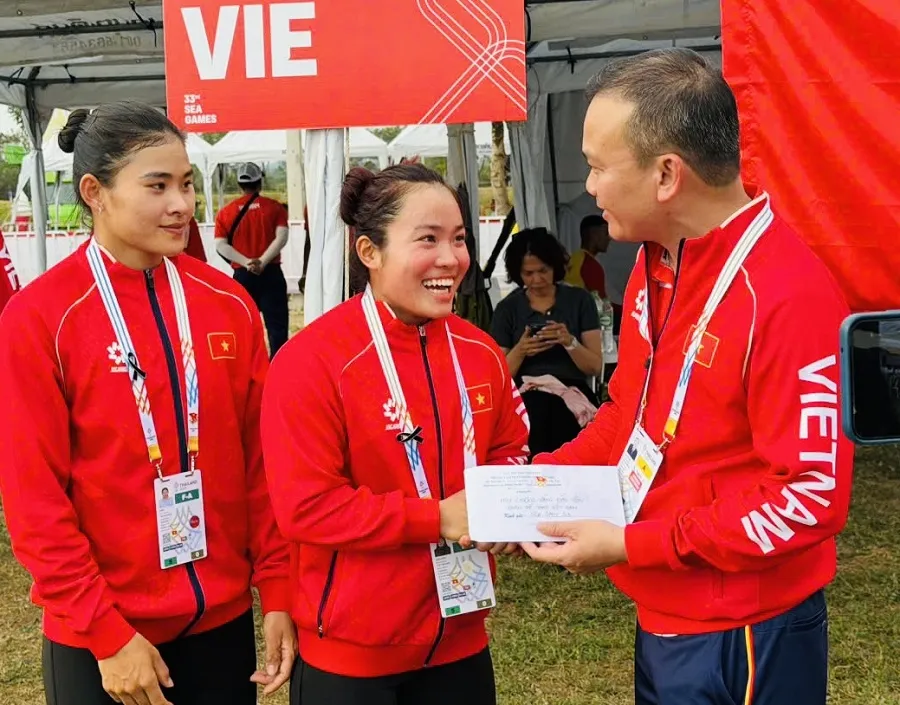 Nguyễn Thị Hương (giữa) đang giữ vững phong độ tại SEA Games 33-2025. Ảnh: DŨNG PHƯƠNG