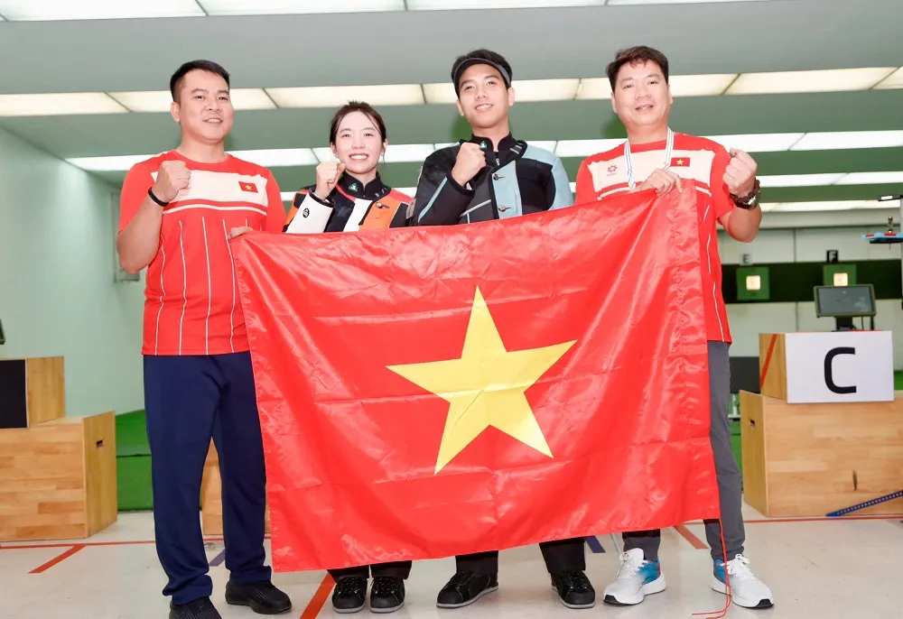 Các HLV đã cổ vũ tinh thần cho học trò giành được tấm HCV đầu tiên ở môn bắn súng. Ảnh: DŨNG PHƯƠNG