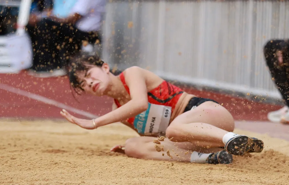 Vũ Thị Ngọc Hà giành HCĐ nội dung nhảy 3 bước nữ tại SEA Games 33-2025. Ảnh: DŨNG PHƯƠNG