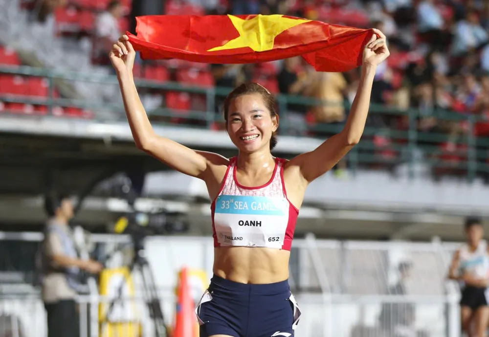 Nguyễn Thị Oanh tiếp tục giành HCV tại SEA Games 33-2025 trong cự ly 5.000m. Ảnh: DŨNG PHƯƠNG