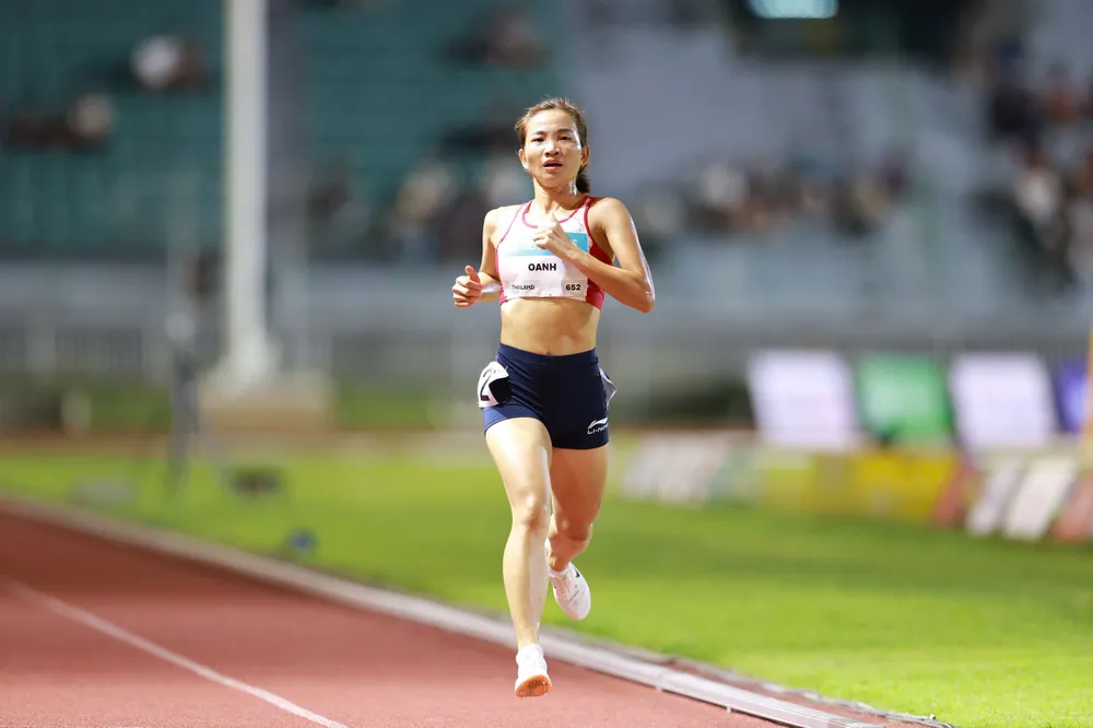 Nguyễn Thị Oanh đã nỗ lực thi đấu và có HCV cự ly 5.000m. Ảnh: DŨNG PHƯƠNG