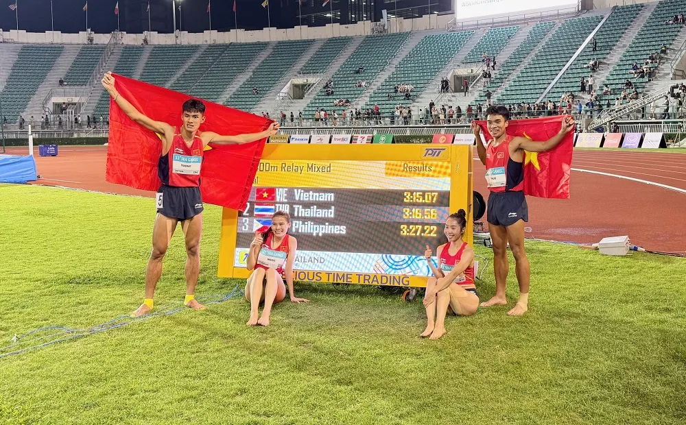 Các tuyển thủ tiếp sức 4x400m hỗn hợp nam nữ của Việt Nam đã giành HCV. Ảnh: DŨNG PHƯƠNG