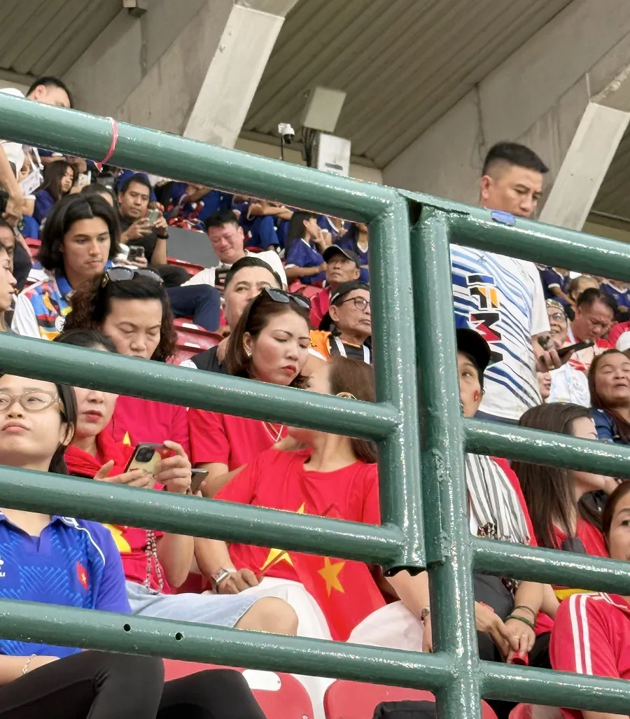 Cựu tuyển thủ điền kinh Bùi Thị Thu Thảo có mặt trên sân cổ vũ đội tuyển điền kinh Việt Nam thi đấu SEA Games 33-2025. Ảnh: MINH CHIẾN