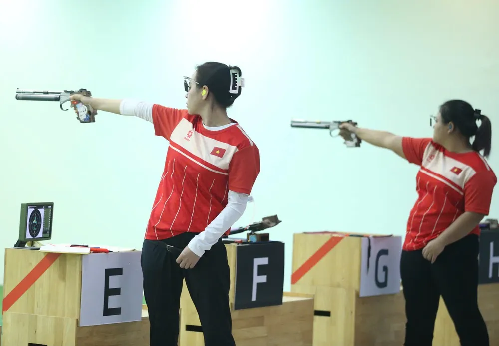 Trịnh Thu Vinh và Nguyễn Thùy Trang đã tập trung thi đấu để đạt kết quả tốt nhất. Ảnh: DŨNG PHƯƠNG