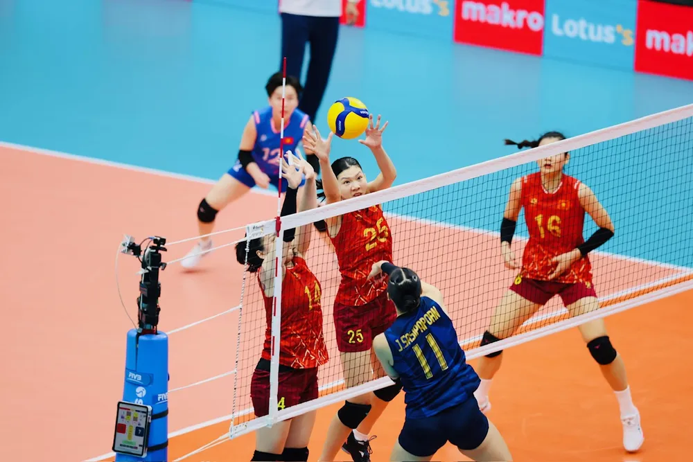 Cầu thủ Việt Nam đã thi đấu hấp dẫn và quyết liệt trong trận chung kết. Ảnh: DŨNG PHƯƠNG