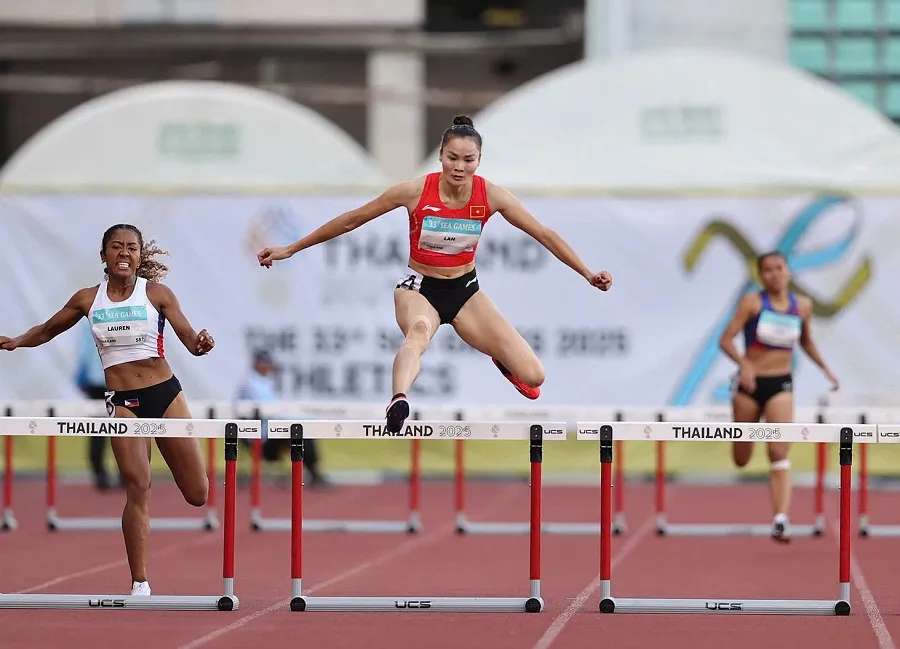 Quách Thị Lan thi đấu và giành ngôi vô địch 400m rào nữ. Ảnh: DŨNG PHƯƠNG