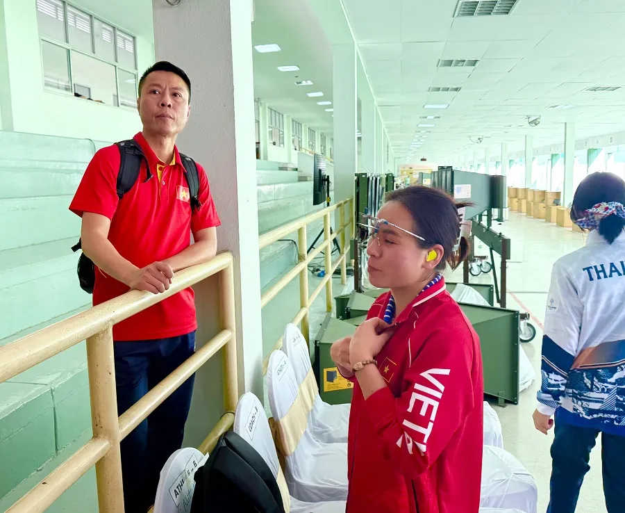 HLV Trần Quốc Cường vẫn động viên tích cực cho các học trò sau khi chỉ giành HCB tại chung kết bài bắn ngày 15-12. Ảnh: MINH CHIẾN