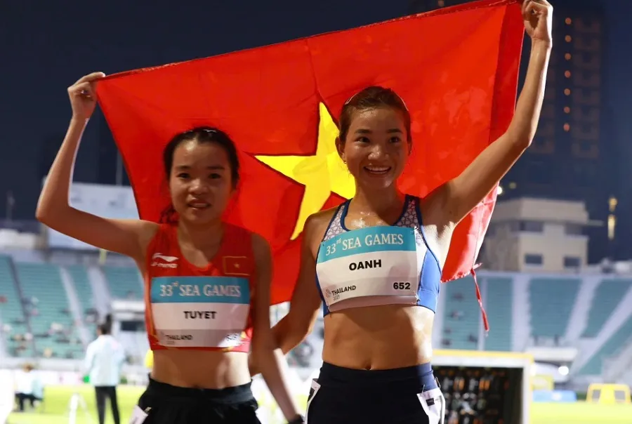 Nguyễn Thị Oanh và Lê Thị Tuyết đã ăn mừng chiến thắng tại cự ly 10.000m nữ. Ảnh: DŨNG PHƯƠNG