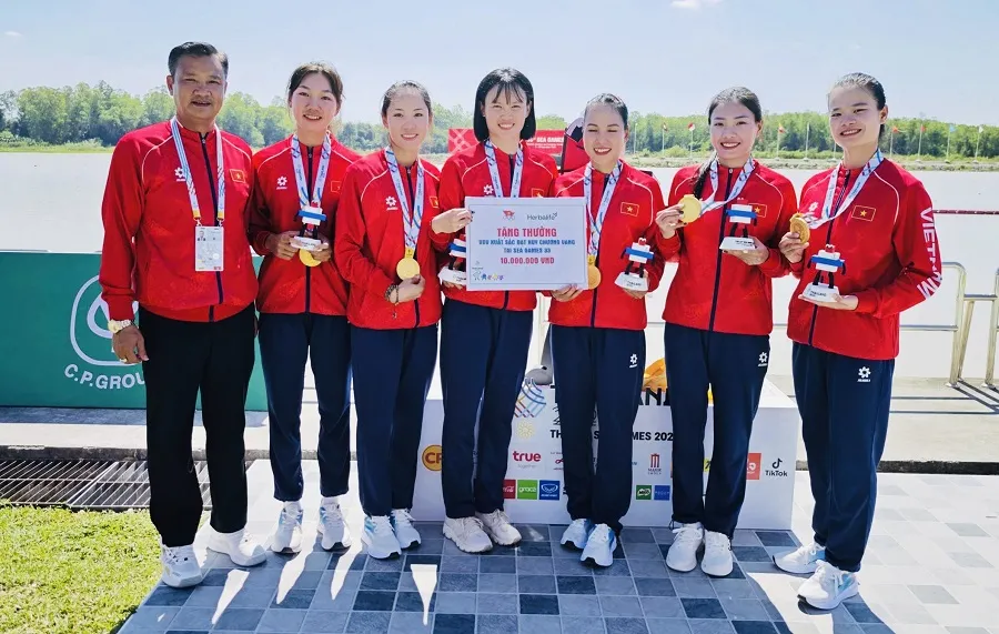 Đội đua thuyền rowing nữ 4 người của Việt Nam giành HCV trong ngày thi đấu 16-12 tại SEA Games 33-2025. Ảnh: ĐOÀN TTVN