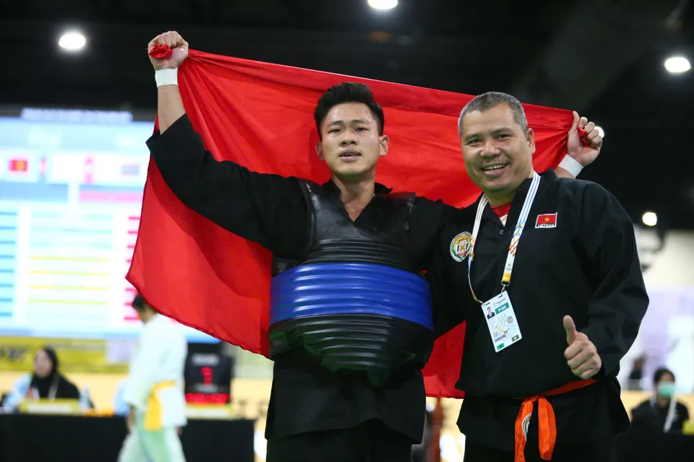 HLV Nguyễn Văn Hùng đã chúc mừng cậu học trò sau khi giành ngôi vô địch. Ảnh: DŨNG PHƯƠNG