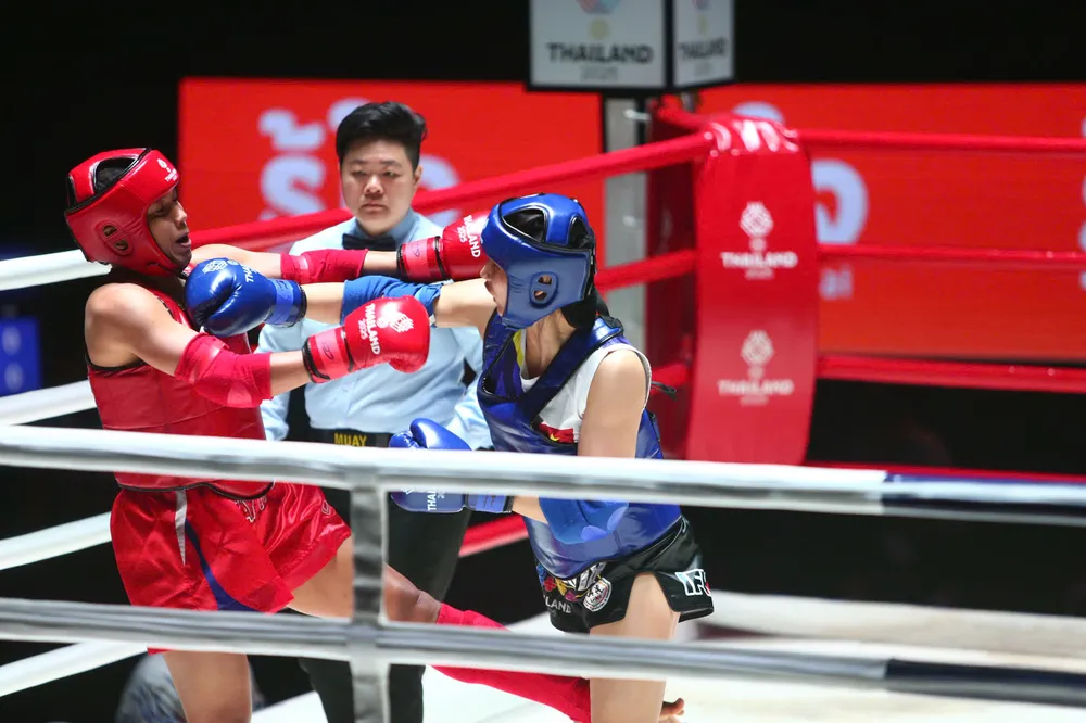 Võ sĩ Nguyễn Thị Phương Hậu (xanh) đã có chiến thắng trước đối thủ. Ảnh: DŨNG PHƯƠNG