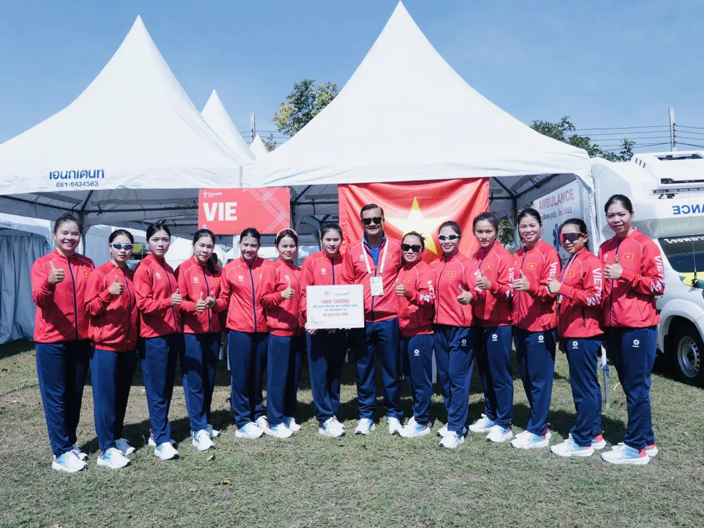 Đội đua thuyền truyền thống nữ Việt Nam giành kết quả HCV tại ngày 19-12. Ảnh: ĐOÀN TTVN